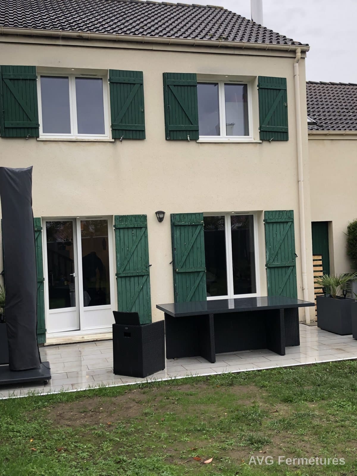 Volets battants verts sur pavillon, portes-fenêtres PVC