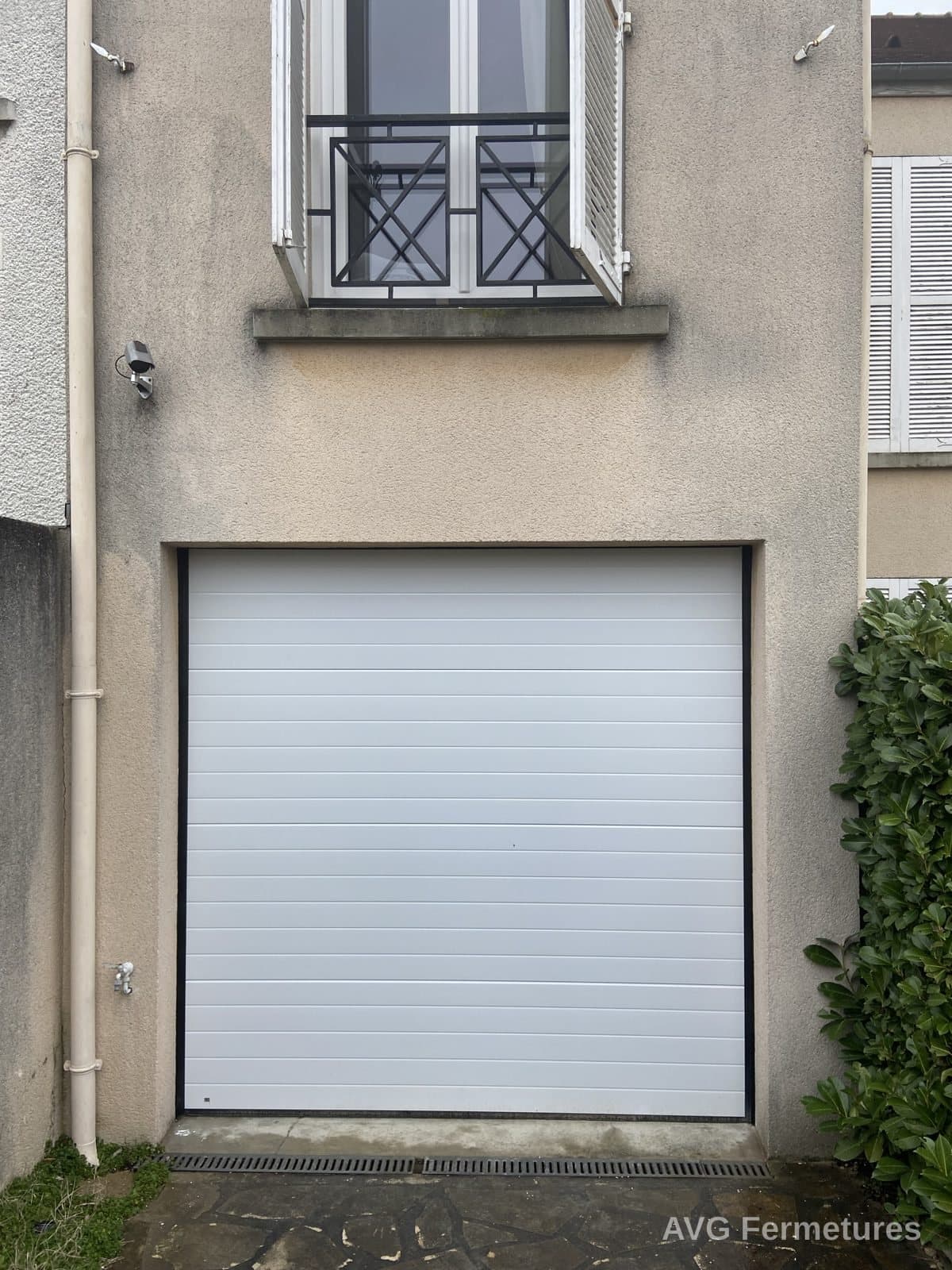 Porte de garage sectionnelle blanche à lames horizontales