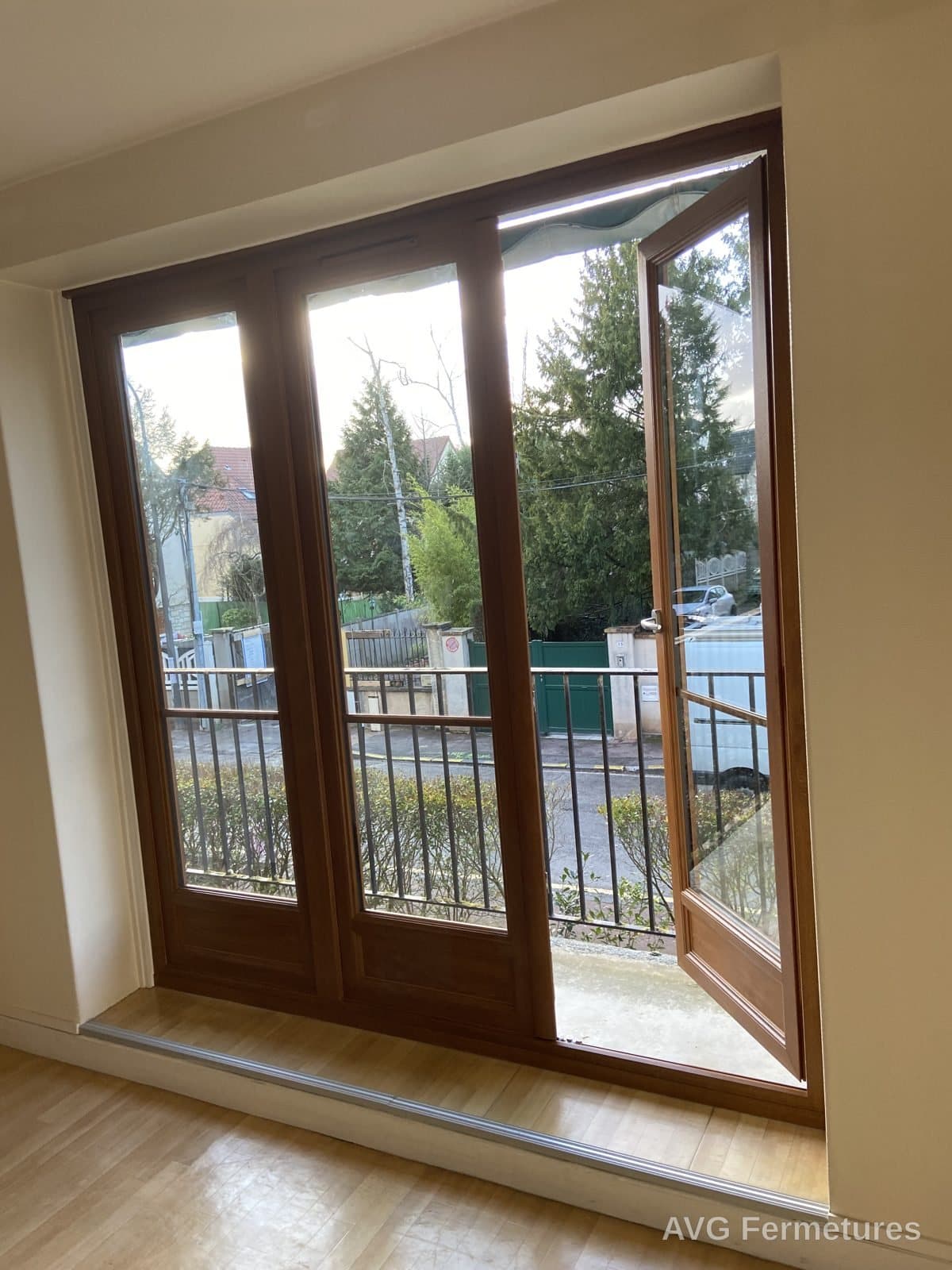 Porte-fenêtre bois trois vantaux ouvrant à la française