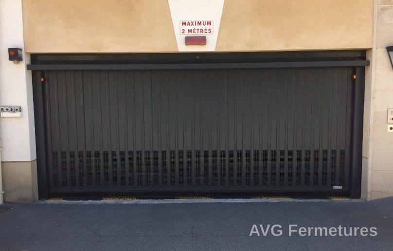 Porte de parking collectif à refoulement plafond