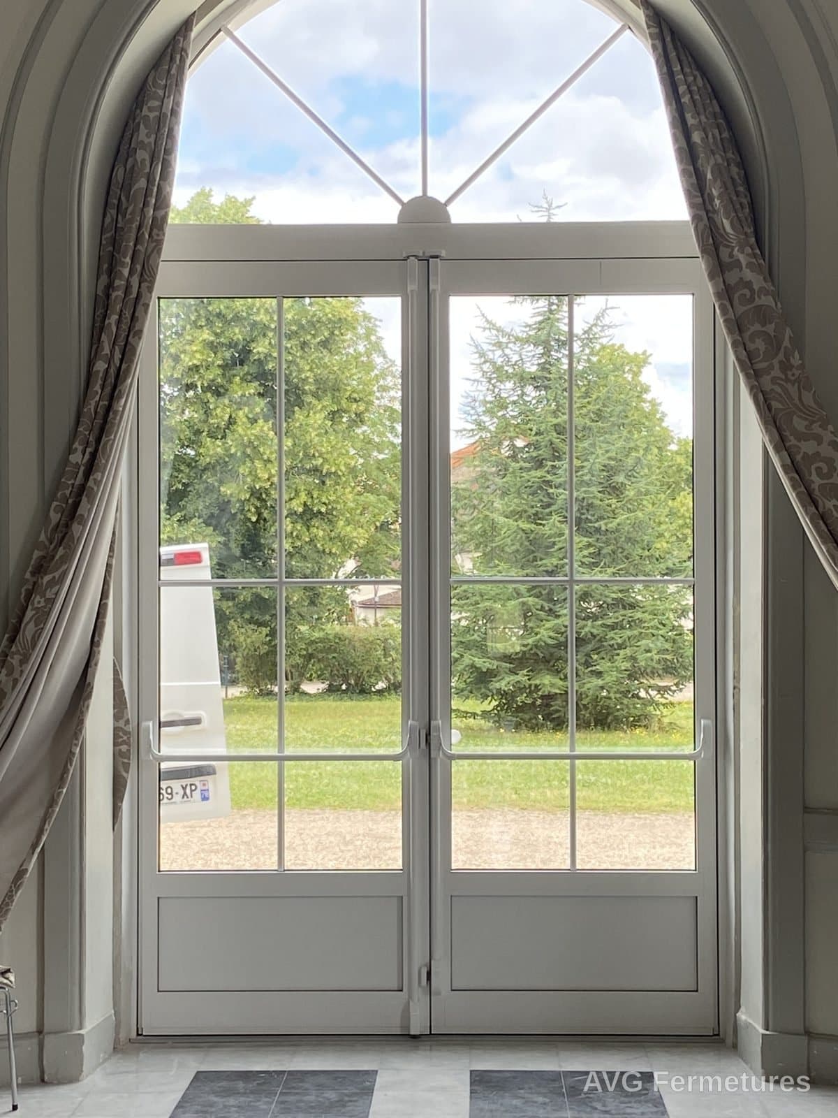 Porte-fenêtre cintrée à croisillons sur demeure de caractère