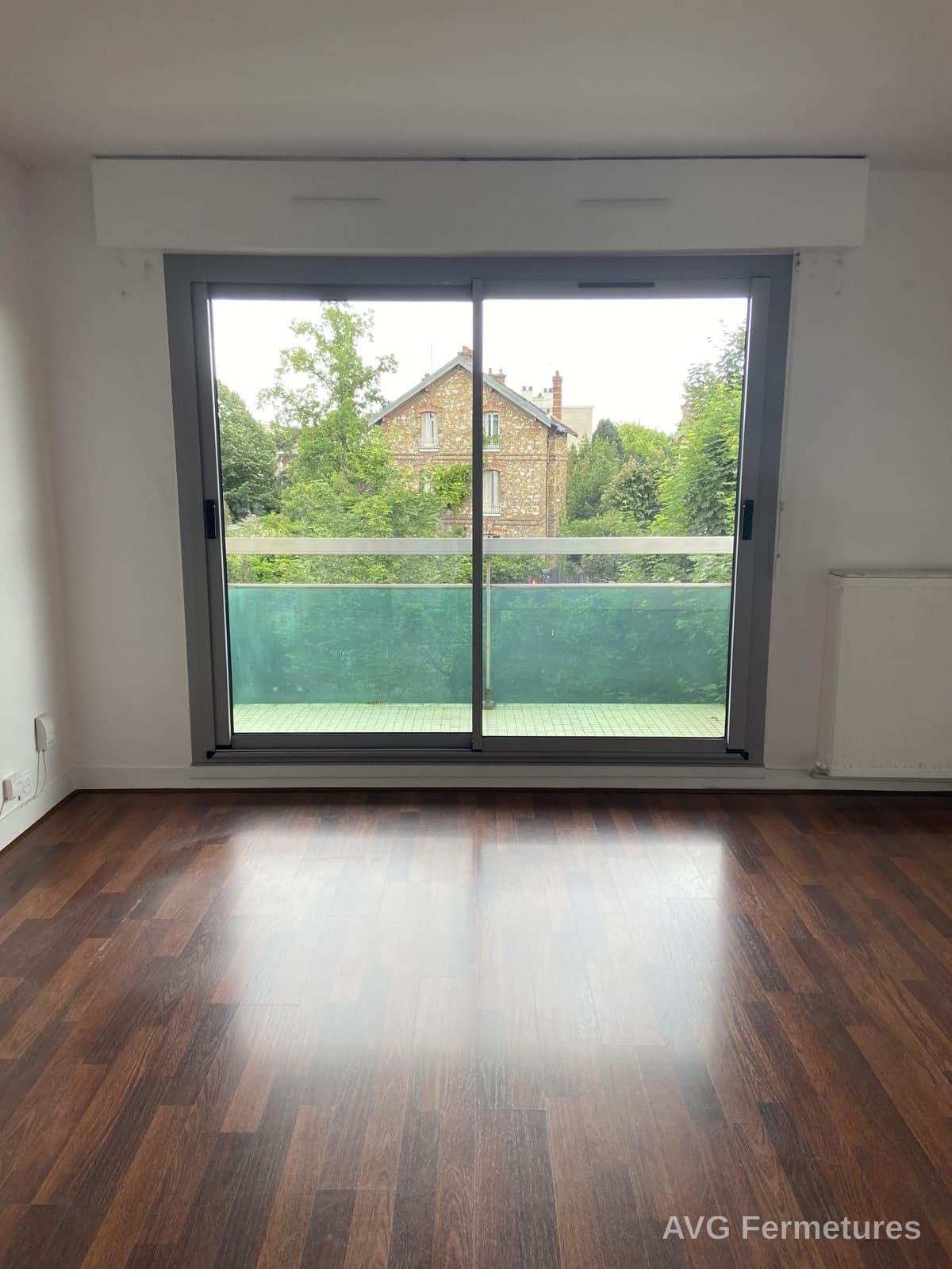 Baie vitrée coulissante aluminium anthracite en appartement