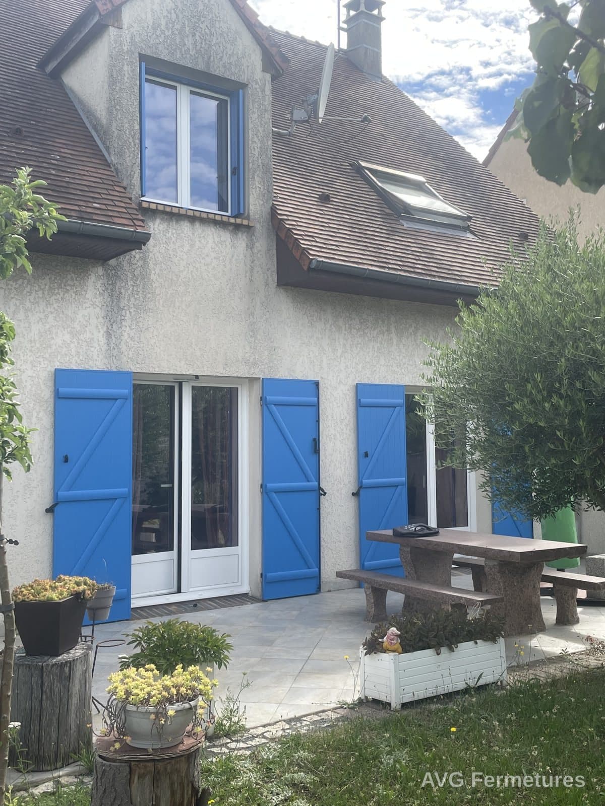 Volets battants bleus et porte-fenêtre PVC blanc