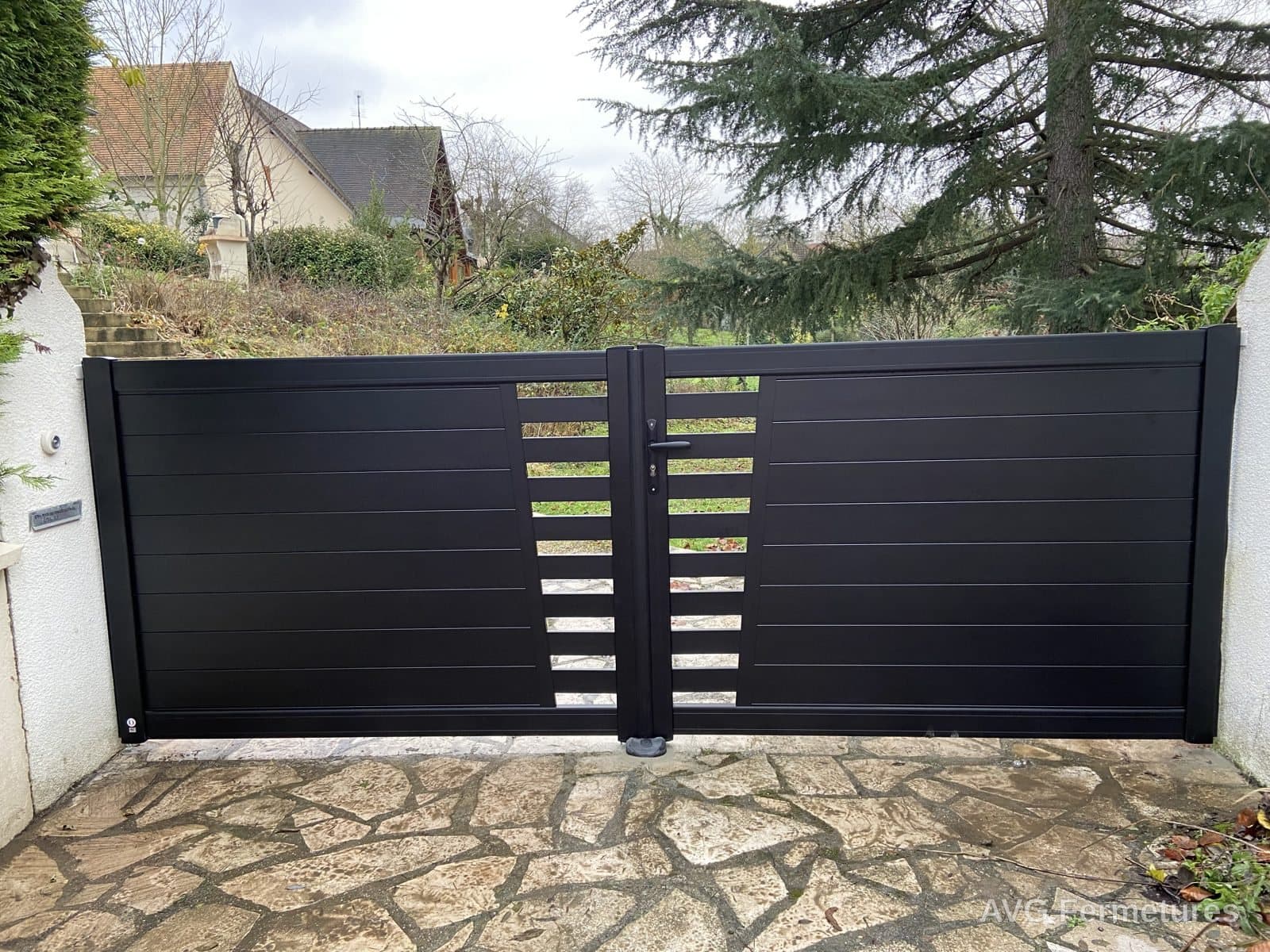 Portail battant aluminium noir à barreaudage ajouré