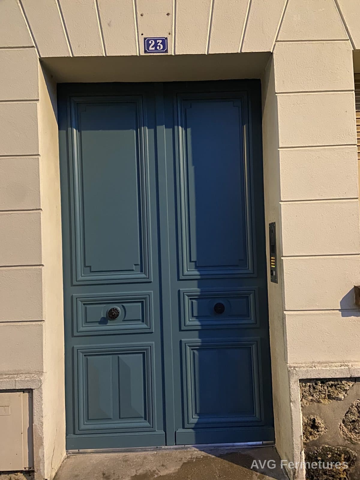 Porte d'entrée bois deux vantaux, moulures traditionnelles