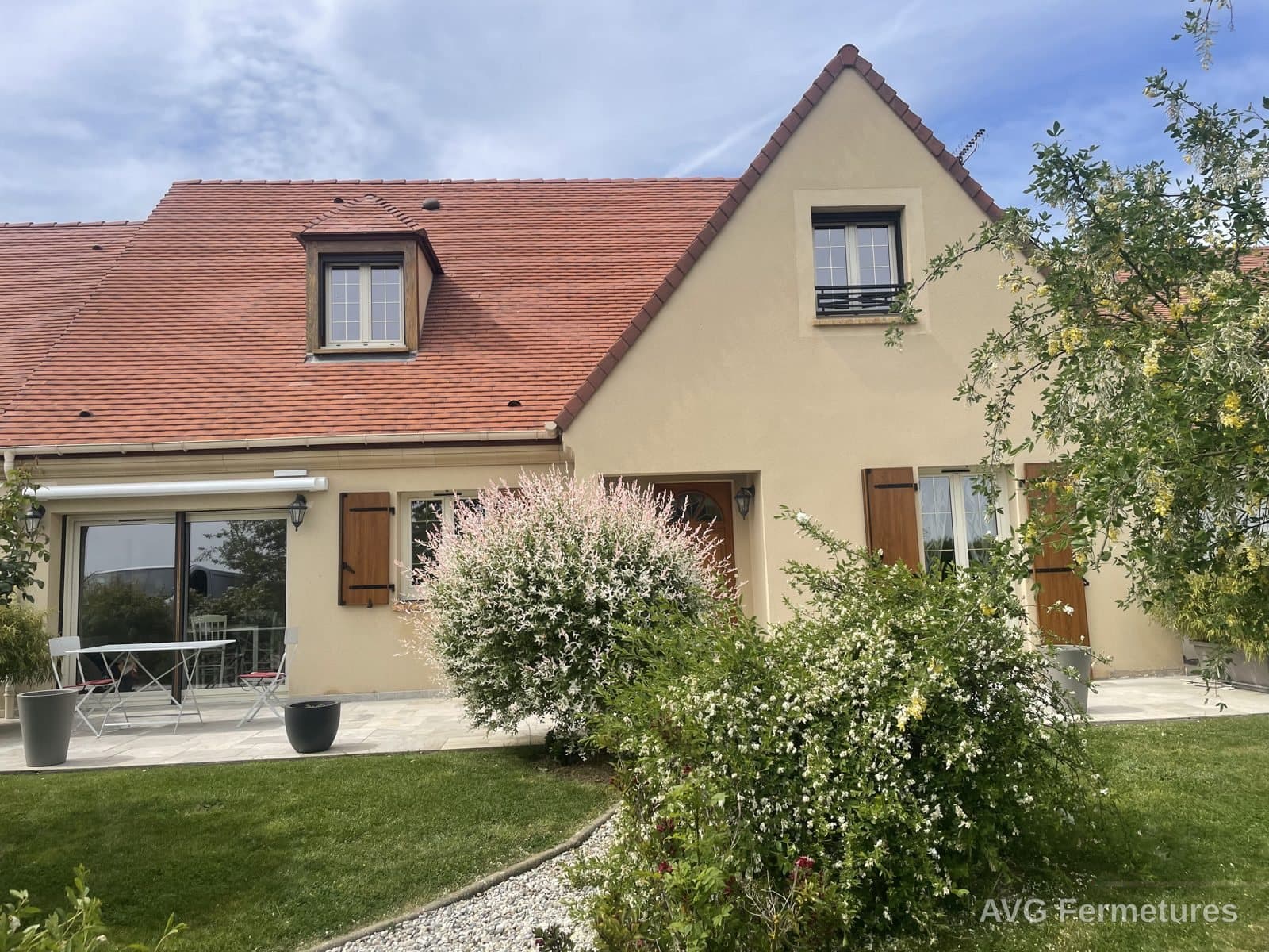 Fenêtres à croisillons et volets battants bois sur maison francilienne