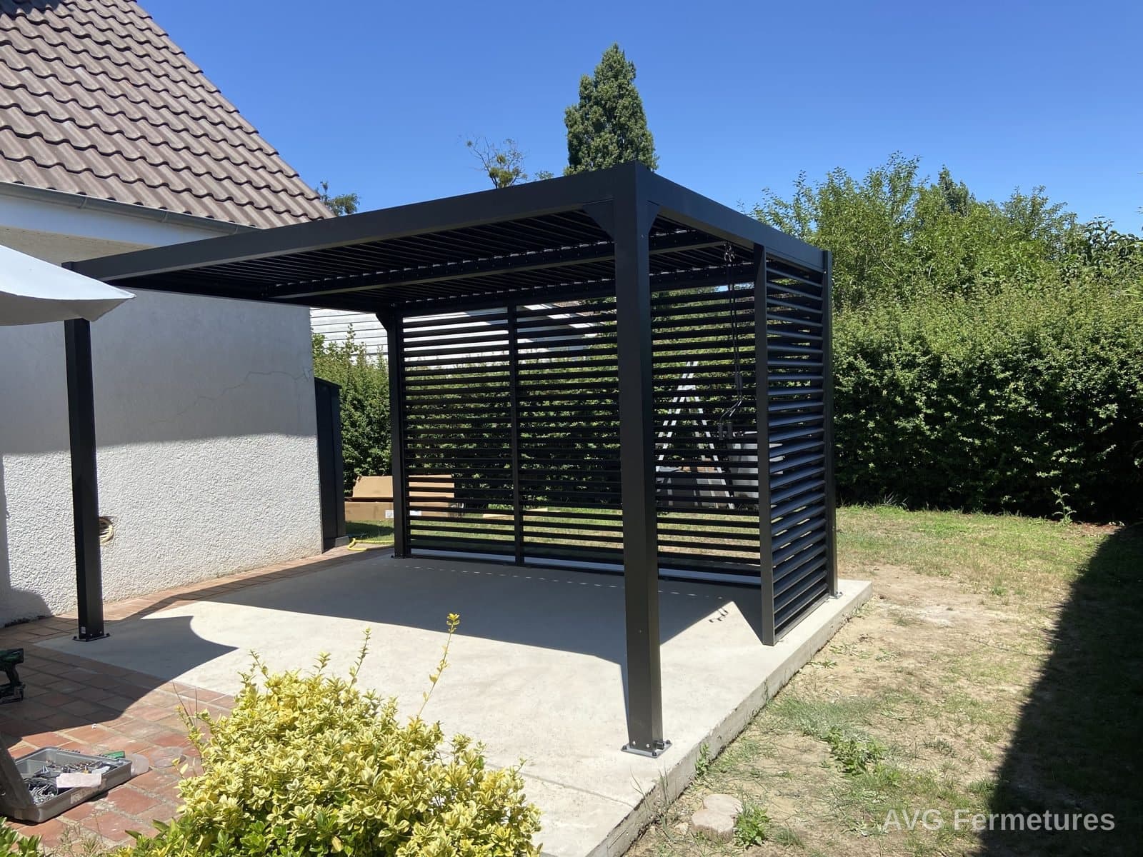 Pergola aluminium noire à lames orientables