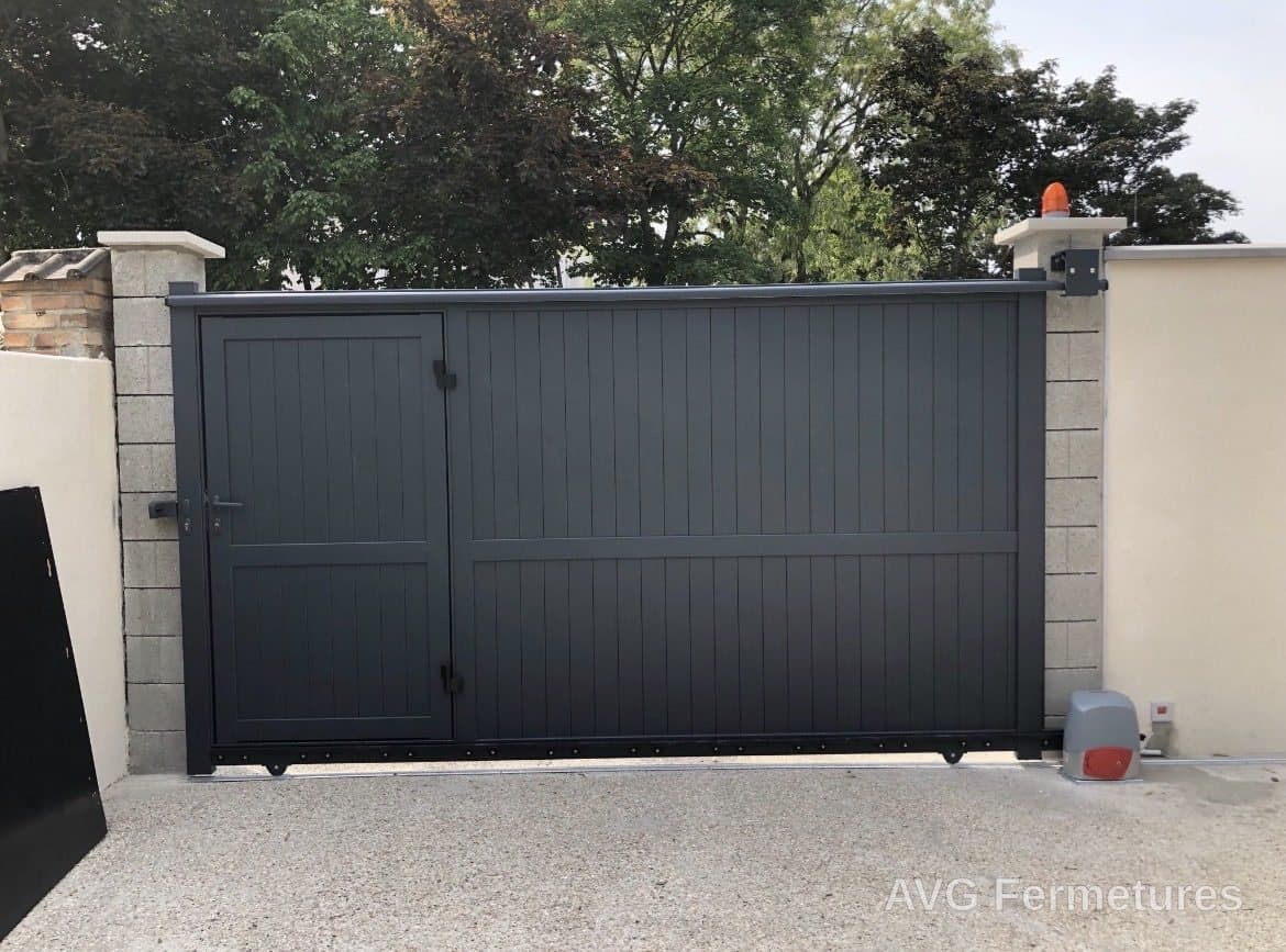 Portail coulissant aluminium anthracite motorisé avec portillon intégré