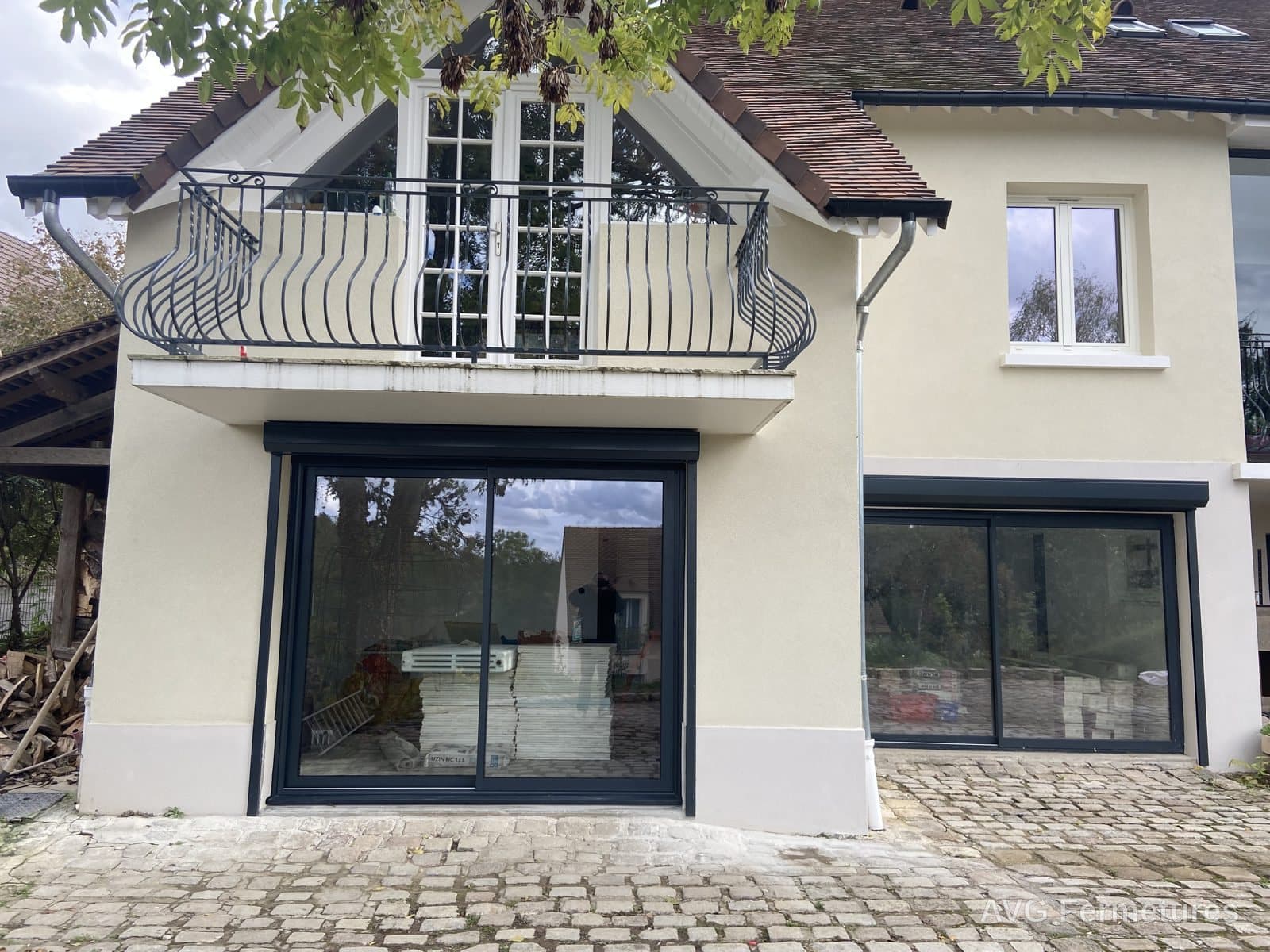 Baies vitrées coulissantes aluminium anthracite avec volets roulants intégrés