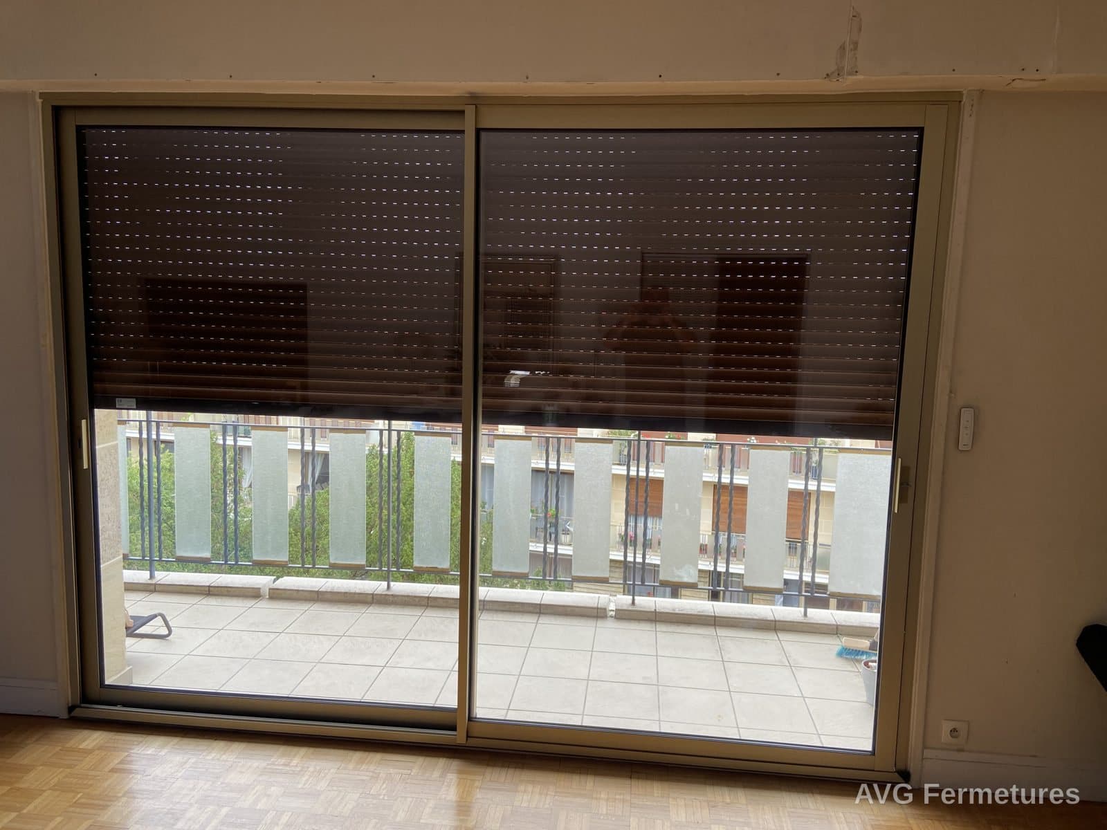 Baie coulissante et volet roulant aluminium en appartement