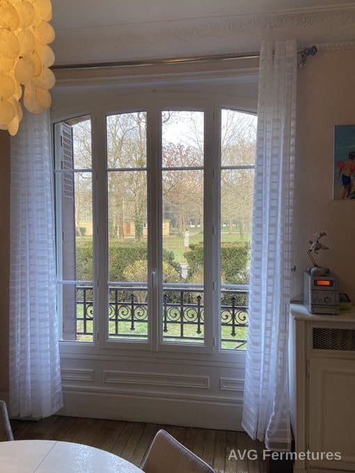 Porte-fenêtre à croisillons dans un intérieur haussmannien