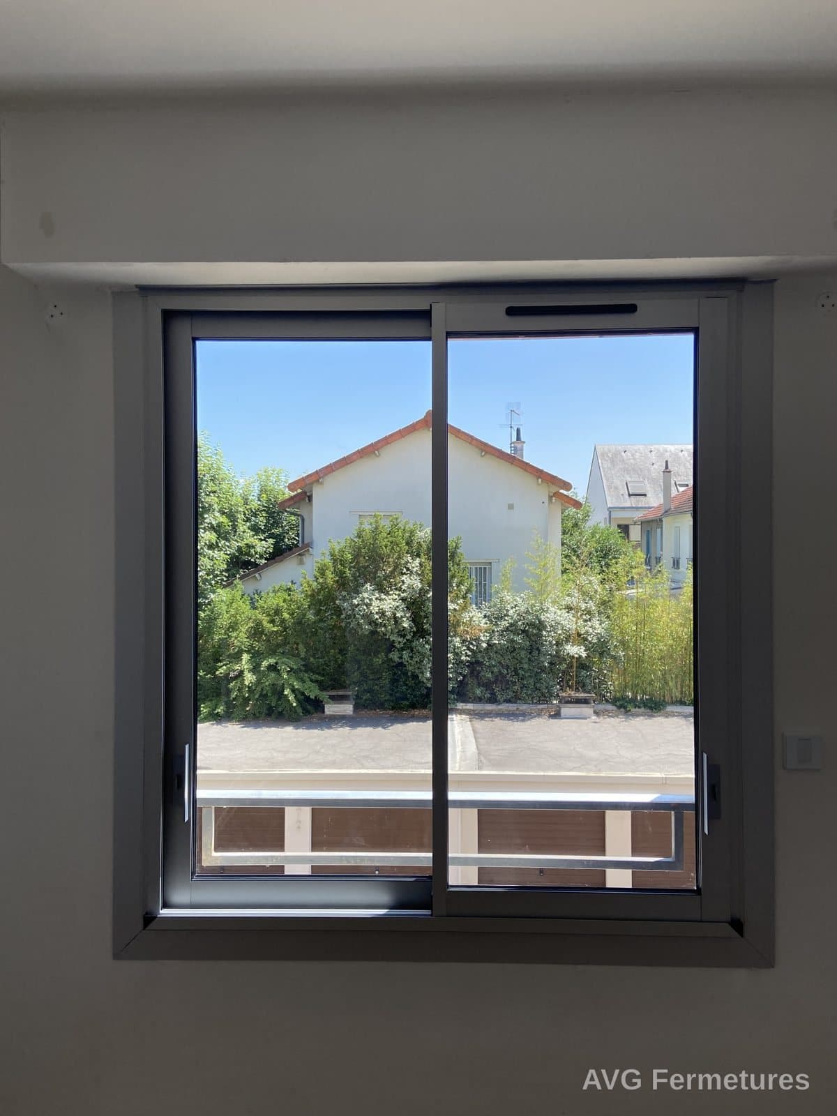Fenêtre coulissante aluminium gris anthracite